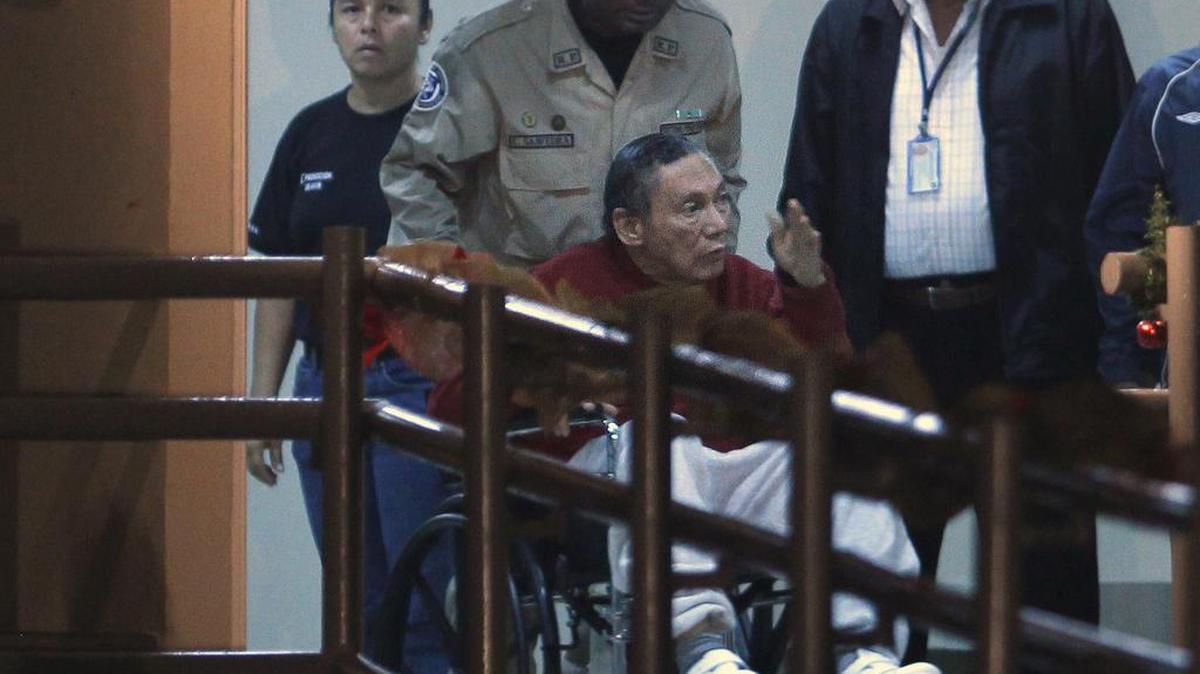 El ex dictador de Panamá, Manuel Noriega, sale de una prisión en Ciudad de Panamá, el 11 de diciembre de 2011.