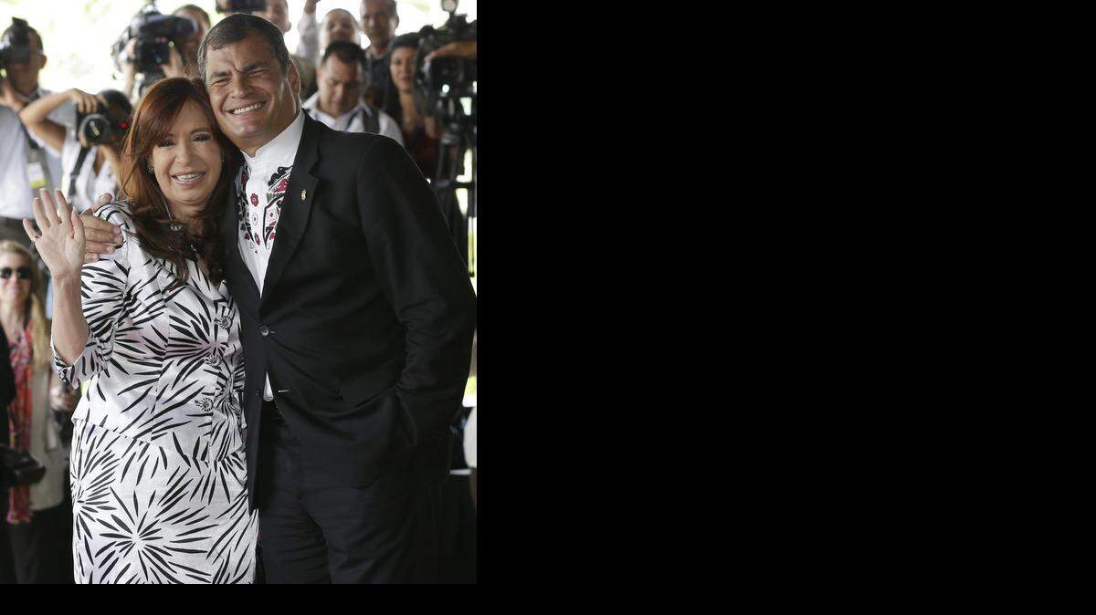 
El presidente de Ecuador Rafael Correa junto a la mandataria argentina Cristina Fernández.


