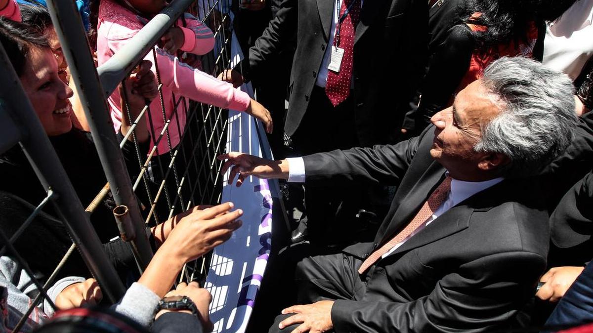 El presidente de Ecuador, Lenin Moreno (d), saluda a sus simpatizantes a su salida de la Asamblea Nacional luego de entregar la Propuesta de Ley Orgánica Integral Contra la Violencia de Género el 24 de agosto de 2017, en Quito (Ecuador).