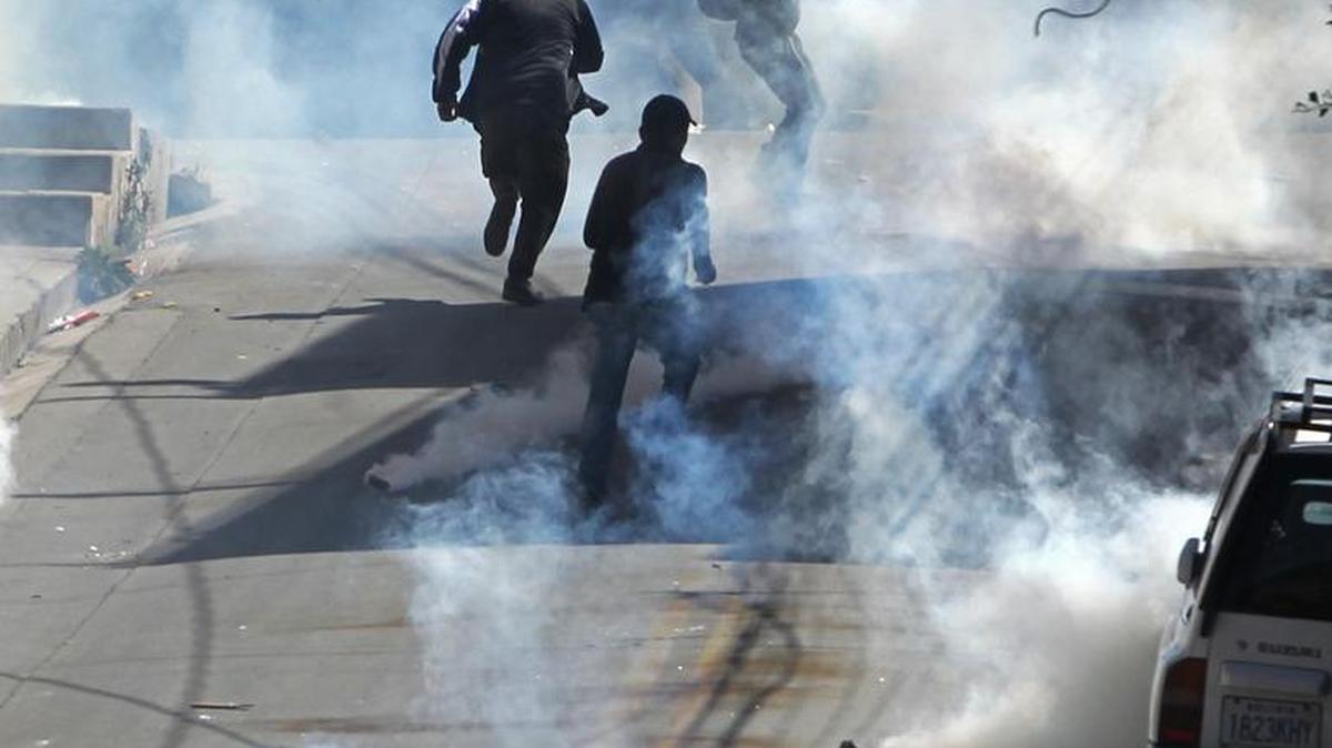Manifestantes son reprimidos con gases lacrimógenos en la capital boliviana.