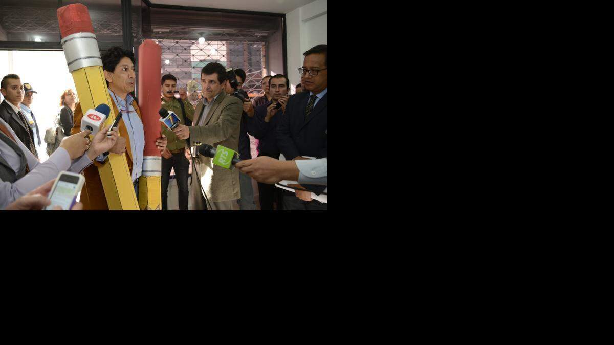 
Xavier ‘Bonil’ Bonilla, al centro, el humorista gráfico ecuatoriano que con frecuencia desata la ira del presidente Rafael Correa.
