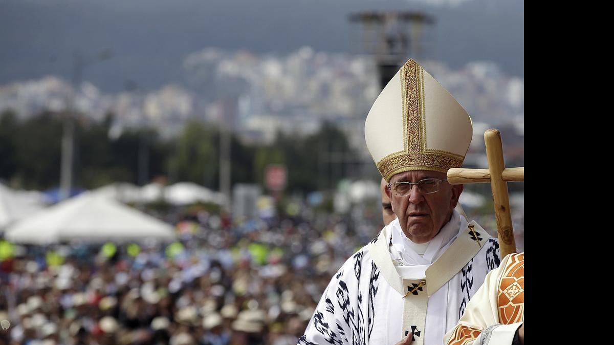 
El papa Francisco a su arribo a la Plaza del Bicentenario en Quito, donde ofició misa para más de un millón de fieles.


