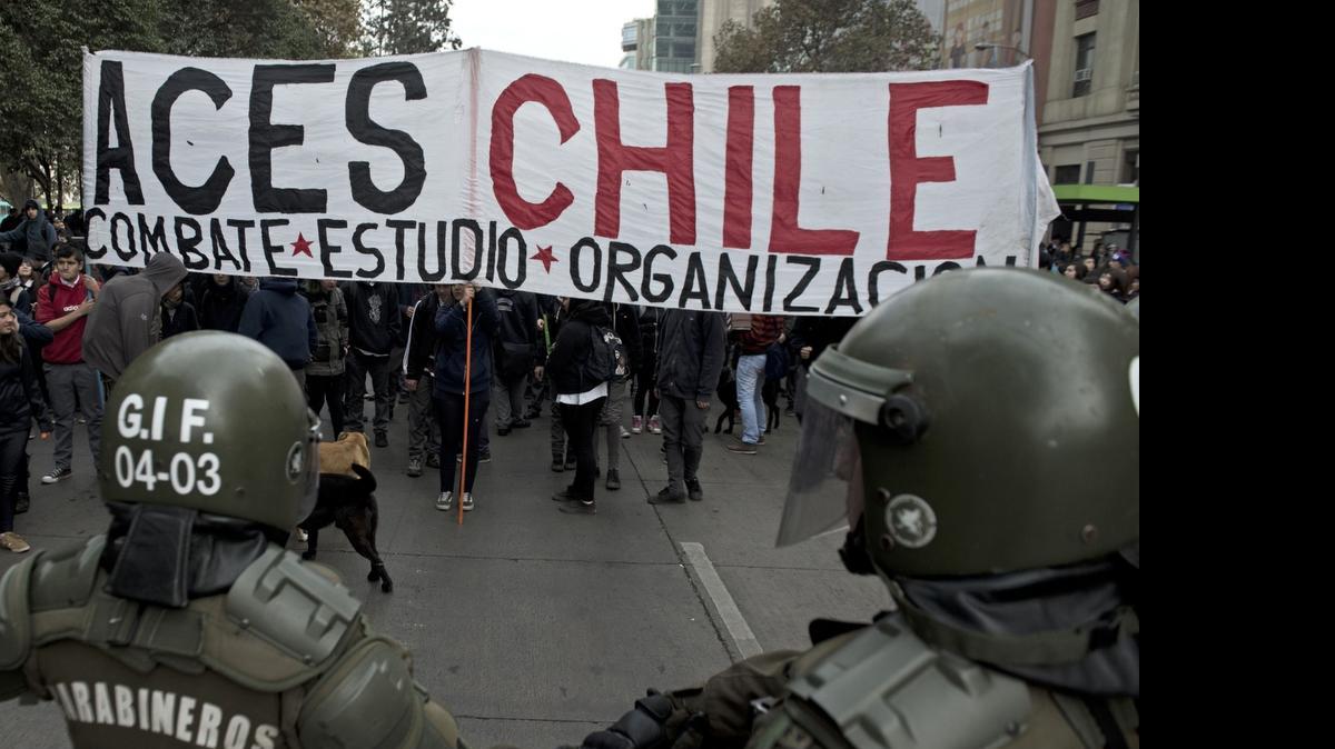 
Estudiantes chilenos protestaron el lunes en Santiago para exigir una mayor participación en la reforma educativa y el derecho a manifestarse, según dijeron sus dirigentes.
