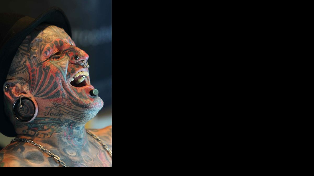 
Un hombre se hace un tatuaje en la Primera Convención Internacional de Tatuajes y Modificaciones Corporales, que se celebra este fin de semana en Lima, Perú. 

