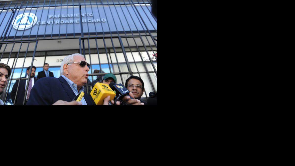 
El ex presidente de Panamá, Ricardo Martinelli, habla con periodistas en Ciudad de Guatemala, en enero pasado. 
