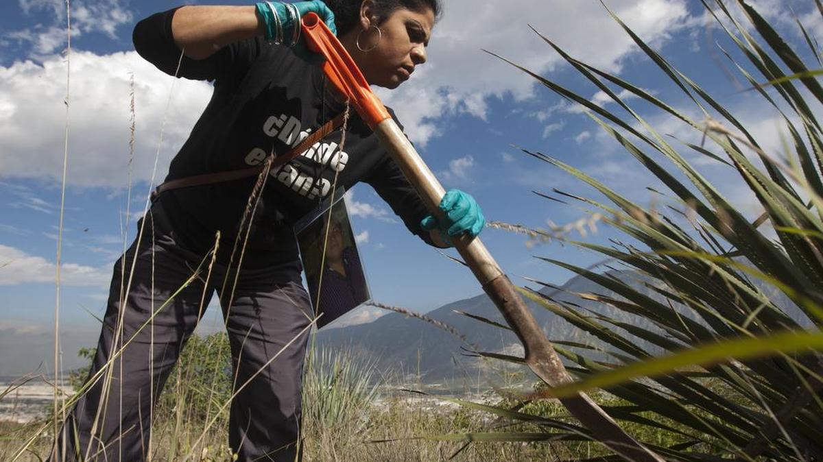 Un familiar de una persona desaparecida en el estado de Nuevo León durante una búsqueda de campo independiente, con el apoyo de las familias de personas desaparecidas en el estado de Coahuila. La búsqueda se realizó en un área de la autopista Monterrey-Saltillo en Monterrey, México, el 31 de octubre, 2015.