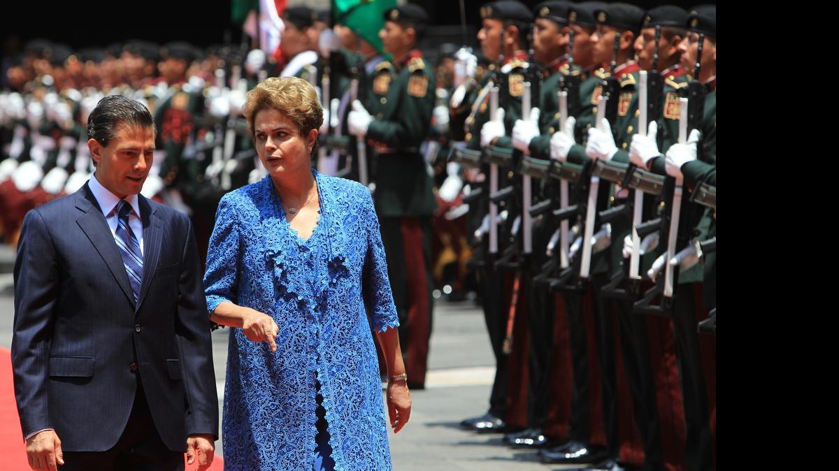
El presidente de México, Enrique Peña Nieto, habla con la su homóloga de Brasil, Dilma Rousseff, el martes durante una ceremonia realizada en el Palacio Nacional, sede del Ejecutivo mexicano en Ciudad de México.
