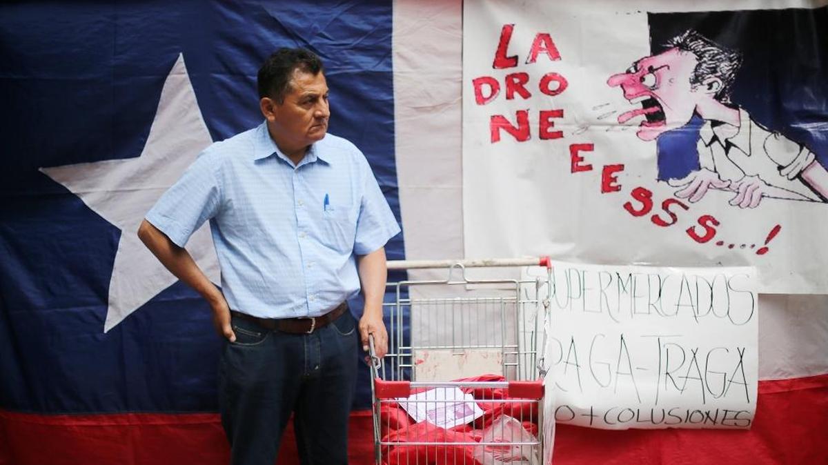 El secretario del Movimiento Peruano Fuerza Migrante, Víctor Paiva, participa en una protesta contra el cartel de los supermercados junto a un grupo de personas de organizaciones de consumidores el jueves, en el centro de Santiago de Chile.