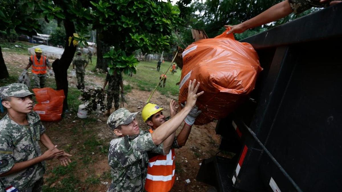 Militares de Paraguay limpian el patio de un hospital a inicios de febrero, en Asunción, como parte de los esfuerzos de control del mosquitoAedes aegypti, transmisor de zika.