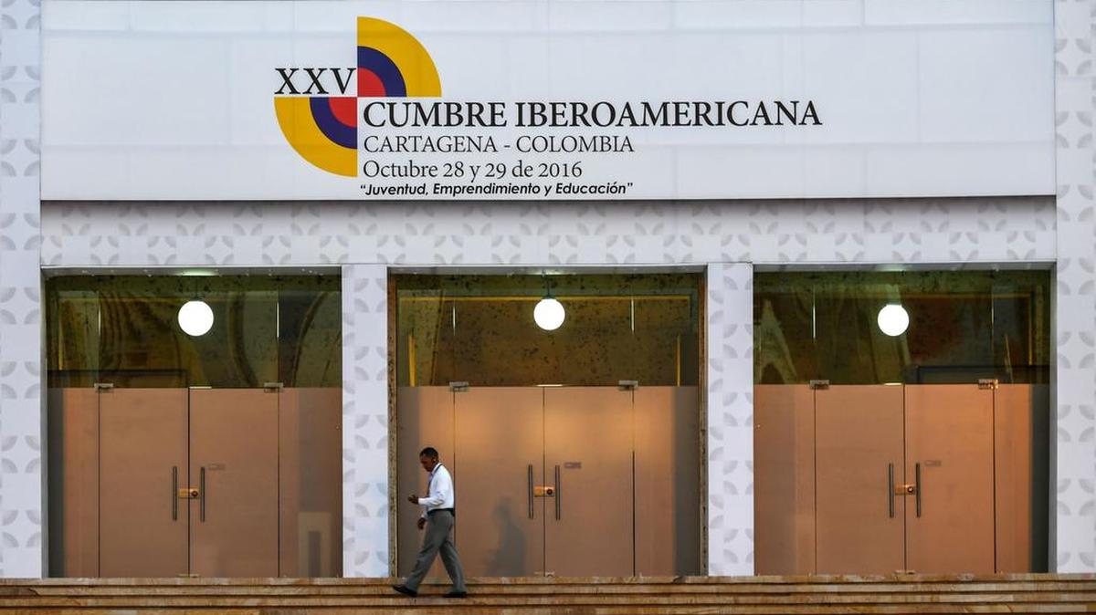 Un hombre camina frente al edificio donde la Cumbre Iberoamericana XXV que se lleva a cabo en Cartagena, Colombia, el 28 de octubre de 2016. La Cumbre Iberoamericana de dos días, comienza 28 de octubre en medio de las preocupaciones por la inestabilidad en Venezuela.