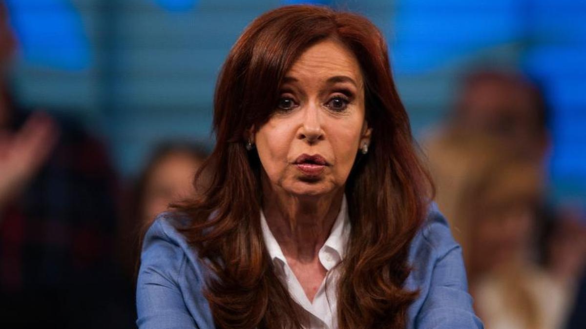 La ex presidenta argentina Cristina Fernández de Kirchner pronuncia un discurso en el estadio Arsenal Club en Sarandí, cerca de Buenos Aires, el 22 de octubre de 2017. La ex