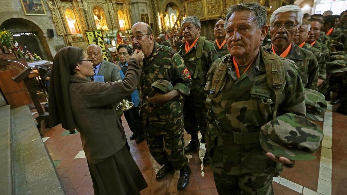 Más de un centenar de excombatientes de Ñancahuazú participan el viernes 6 de octubre de 2017, en La Paz, Bolivia, una misa en la basílica de San Francisco, vestidos con sus trajes de camuflaje y luciendo sus antiguas condecoraciones. Los soldados bolivianos que integraron las divisiones militares que combatieron y vencieron en 1967 la guerrilla de Ernesto Che Guevara recordaron al medio centenar de sus camaradas caídos y afirmaron que no se arrepienten de nada de lo ocurrido entonces.