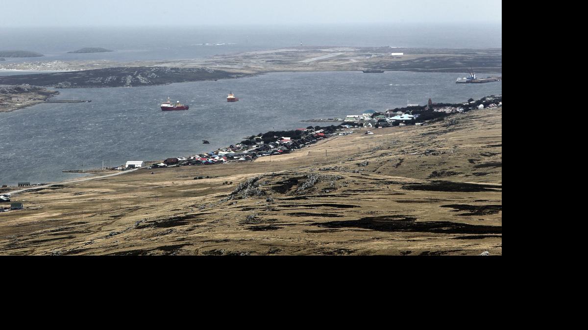 
Vista general de la capital Stanley, en las Islas Malvinas, en el 2012. La justicia argentina solicitó el sábado el embargo de cinco buques, una plataforma de perforación semisumergible de cinco empresas británicas. 
