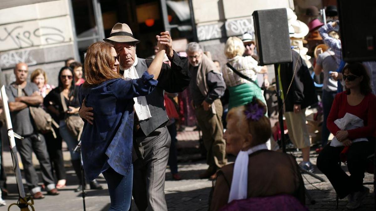 Una pareja baila tango para los transeúntes en el mercado dominical del barrio de San Telmo en Buenos Aires el domingo 12 de mayo de 2013. Cada domingo se celebra una feria artesanal y cultural a la que asisten turistas, vendedores y artistas callejeros.
