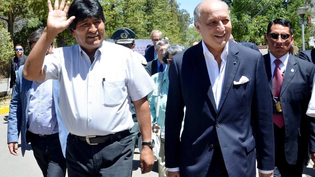 
El presidente de Bolivia, Evo Morales (izq.), junto con el canciller de Francia, Laurent Fabius, tras arribar a Cochabamba, el sábado.
