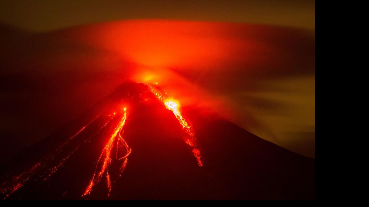 
Vista general del volcán de Colima en erupción el domingo, en México. Cientos de personas fueron evacuadas de las poblaciones cercanas.
