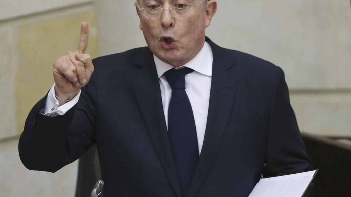 El expresidente y ahora senador opositor Alvaro Uribe habla en el Senado colombiano en noviembre del 2016.