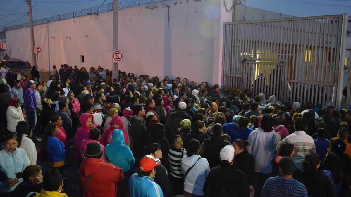 Familiares de reos reunidos frente a la prisión de Topo Chico, en Monterrey, México, donde un motín dejó decenas de muertos, en una imagen de este jueves.