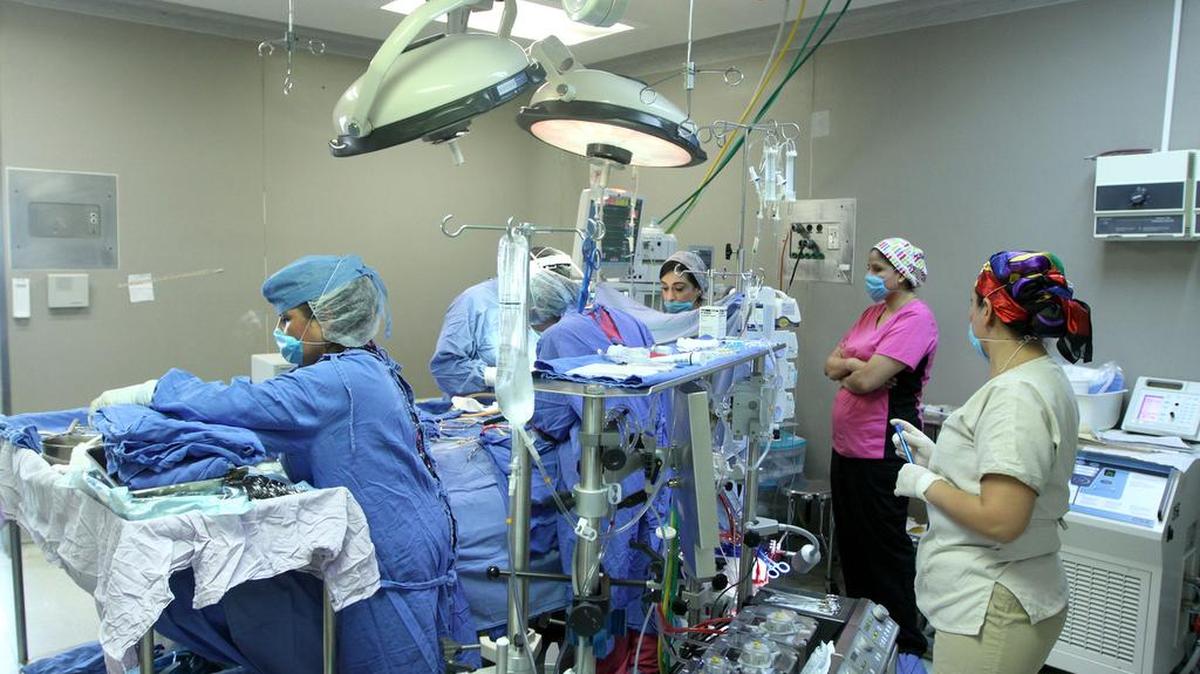Fotografía cedida por el Instituto Mexicano del Seguro Social (IMSS) el domingo 17 de septiembre de 2017, donde se muestra un grupo de médicos realizando una cirugía en Ciudad de México (México). Médicos mexicanos realizaron exitosamente una cirugía a corazón abierto a una niña de 9 años la noche del 7 de septiembre, cuando un terremoto de 8.2 en la escala de Richter sacudió el centro y sur del país.