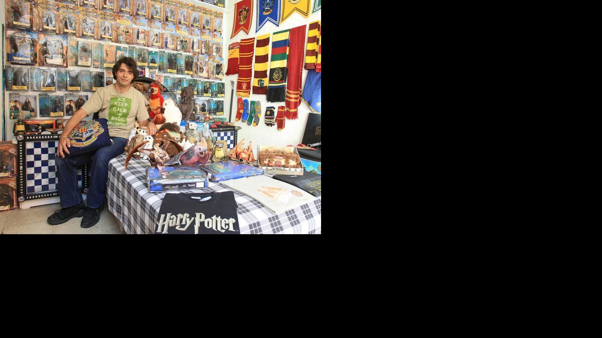 
El mexicano Menahem Asher Silva Vargas posa con parte de su colección de objetos de la saga Harry Potter el sábado en su casa de Ciudad de México. 
