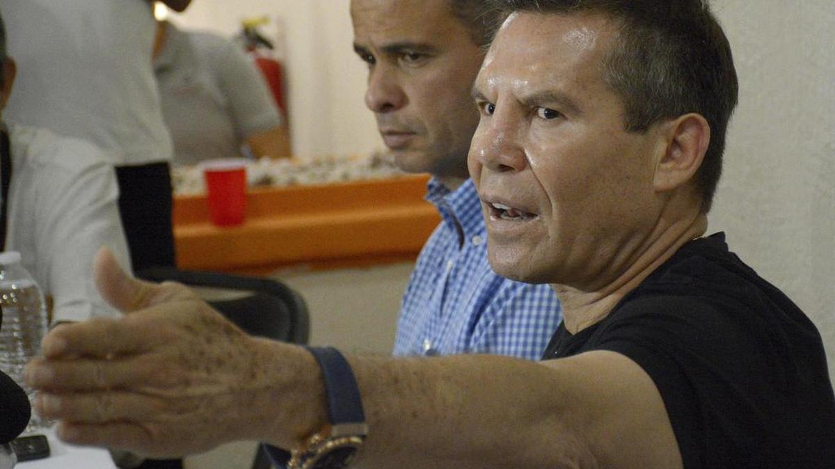El méxicano Julio César Chávez, ex campeón mundial de boxeo, participa el martes 28 de junio de 2017 en una rueda de prensa en Culiacán, Sinaloa.