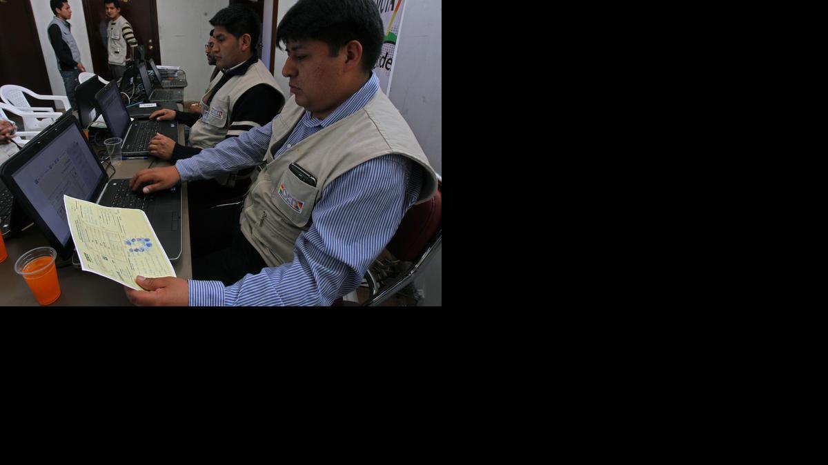 
Funcionarios del Tribunal Supremo Electoral (TSE), realizan el recuento de los votos el martes, en La Paz. El presidente de Bolivia, Evo Morales, se mantiene como el ganador de las elecciones generales en su país con un 53.96% del sufragio. 
