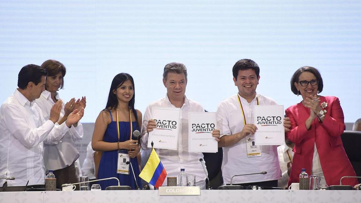 Fotografía cedida por Presidencia de Colombia, del mandatario Juan Manuel Santos (c), la secretaria Iberoamericana, el presidente de México, Enrique Peña Nieto (i), y la canciller colombiana, María Ángela Holguín (2i), el sábado 29 de octubre de 2016, al clausurar la XXV Cumbre Iberoamericana en Cartagena, Colombia.
