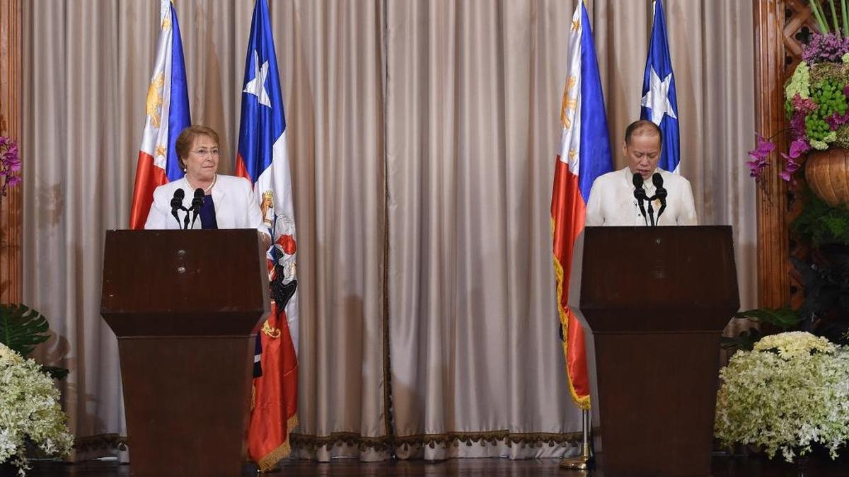 La presidenta Chilena, Michelle Bachelet y su par de Filipinas, Benigno Aquino III, el lunes durante una ceremonia de firma de acuerdos, en el Palacio presidencial de Malacañáng, en Manila.