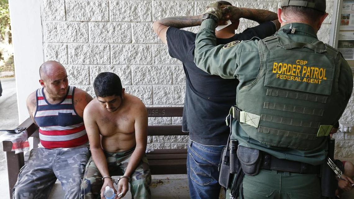Agentes de la Patrulla Fronteriza de Estados Unidos (USBP) detienen a varios hombres sospechosos de haber cruzado el Río Grande para pasar ilegalmente la frontera con los Estados Unidos cerca de McAllen en Texas (Estados Unidos) el 28 de febrero de 2017.