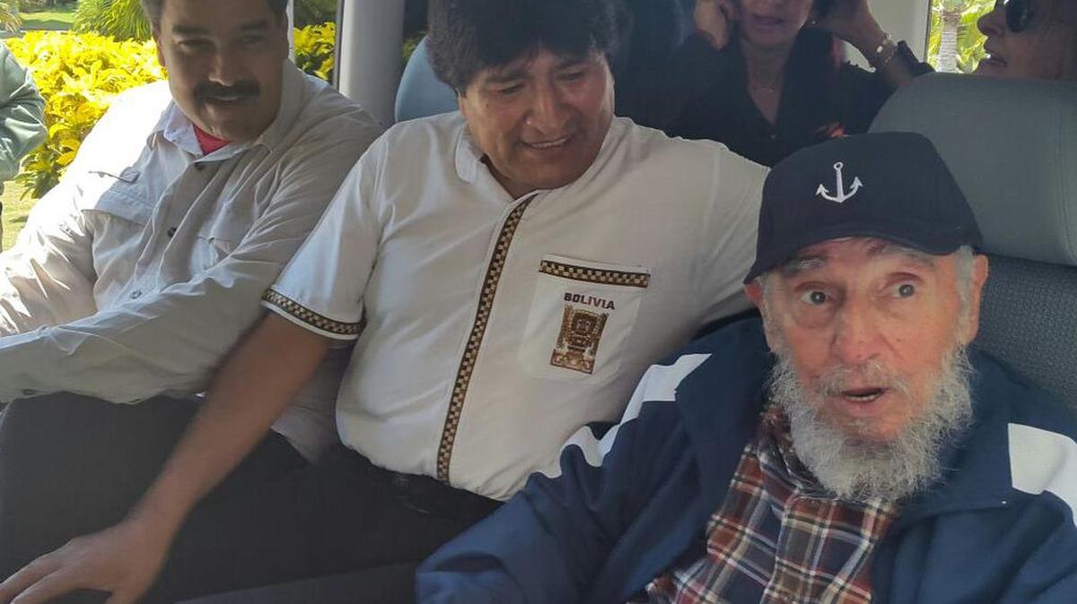 (Archivo) El ex gobernante de Cuba, Fidel Castro, con el presidente de Bolivia, Evo Morales y el mandatario de Venezuela, Nicolás Naduro, en La Habana, Cuba, el 13 de agosto de 2015.