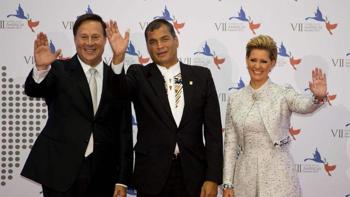 
El presidente de Panamá, Juan Carlos Varela (izq.), con su homólogo ecuatoriano Rafael Correa, y primera dama de Panamá Lorena Castillo, saludan en la ceremonia de inauguración de la Cumbre de las Américas, en abril.

