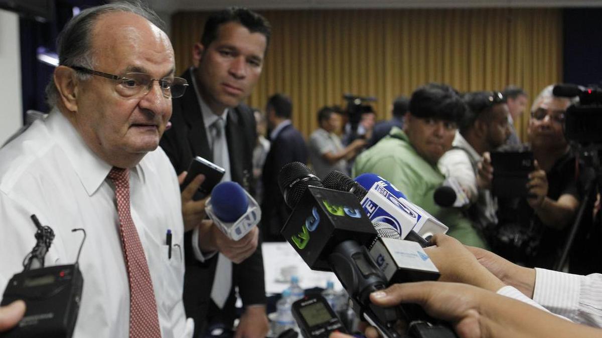 Hato Hasbun, comisionado de Asuntos de Seguridad de El Salvador, habla con la prensa este viernes en la Casa Presidencial.
