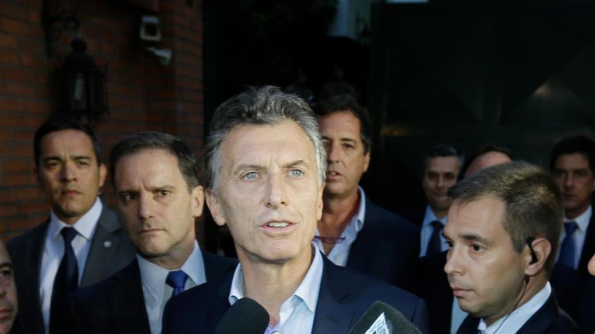 El presidente de Argentina, Mauricio Macri, habla con periodistas el martes 28 de noviembre en Buenos Aires.