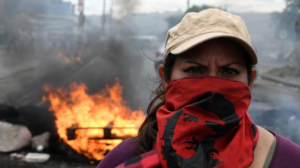 Una hondureña protesta demandando la entrega de los resultados de las elecciones presidenciales entre los candidatos Salvador Nasralla, de la Alianza de Oposición, y el presidente Juan Orlando Hernández, quien aspira a la reelección.