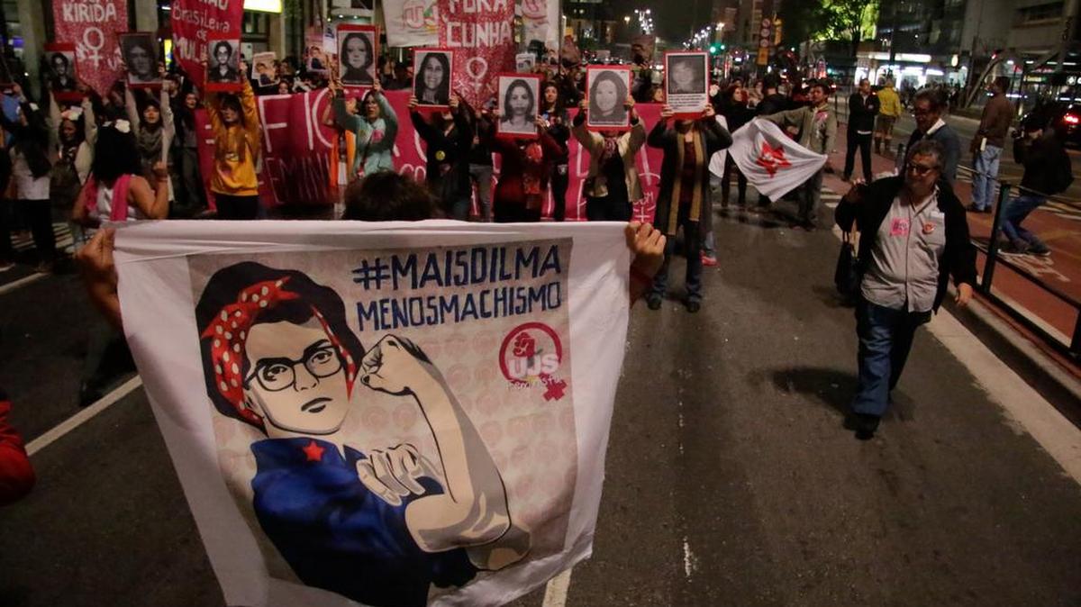 Mujeres simpatizantes del gobierno de la presidenta Dilma Rousseff participan en una marcha en su favor, el viernes 29 de abril de 2016, en la Avenida Paulista en São Paulo, en rechazo al proceso de impeachment realizado por el Congreso Brasileño en contra de Rousseff.
