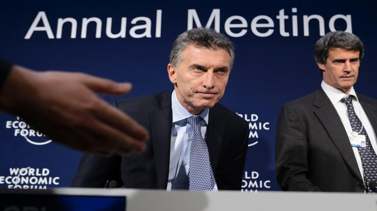 El presidente argetino Mauricio Macri (i), junto al ministro de economía Alfonso Prat-Gay, previo a una conferencia de prensa en Davos, el 22 de enero del 2016.