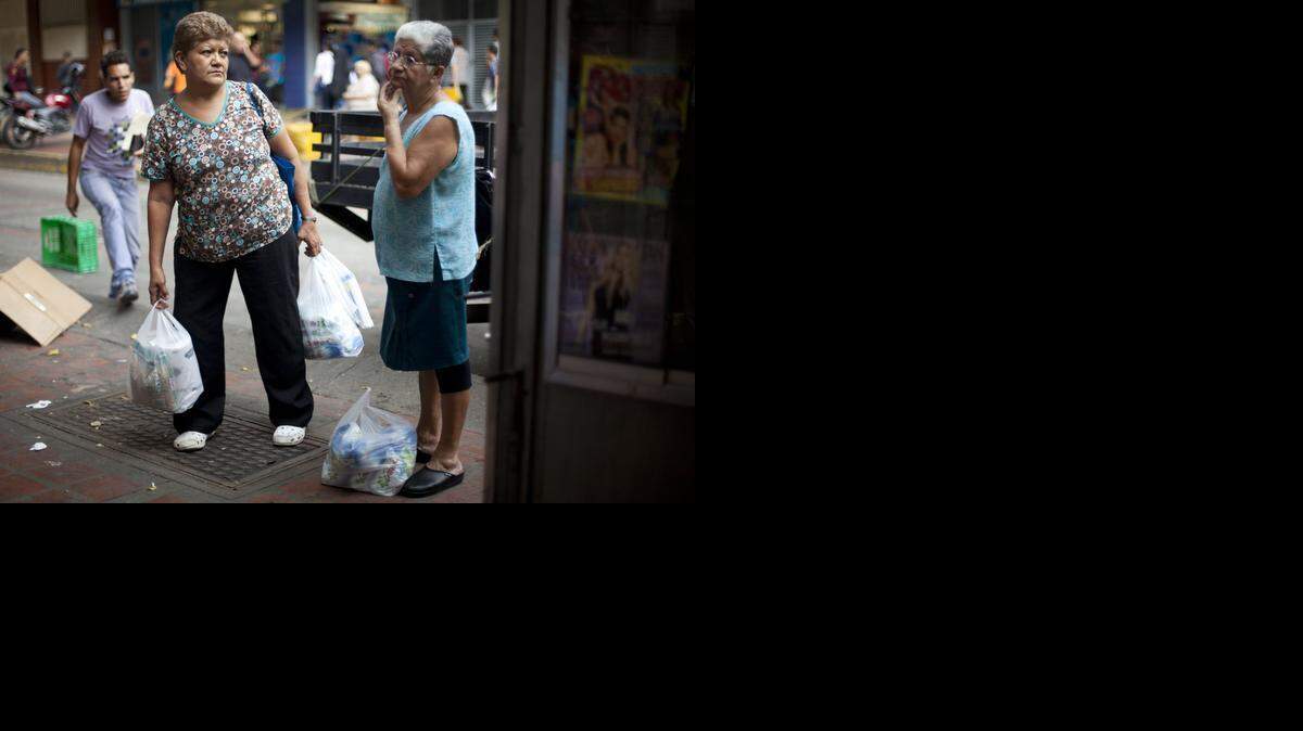
La ineficiencia del sistema cambiario en Venezuela podría agudizar aún más el desabastecimiento de bienes de consumo en el país, sumido desde hace meses en un caos económico.
