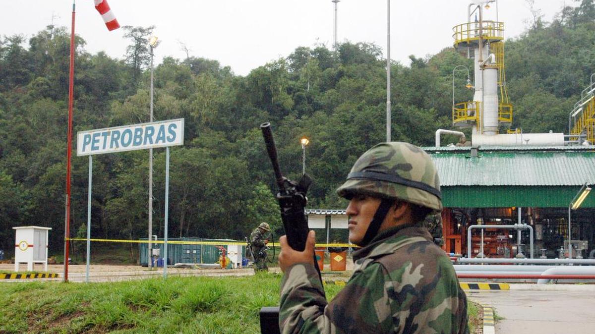 Un soldado cuida el 01 de mayo de 2006 la planta de gas de San Alberto de Petrobras en Carapari, Tarija, sur de Bolivia.