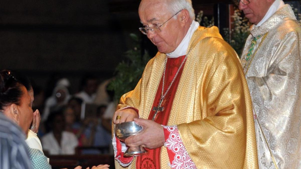 
El ex nuncio en República Dominicana, Josef Wesolowski, oficia una misa en Santo Domingo en el 2013. Varios jóvenes dominicanos que afirman que el religioso abusó sexualmente de ellos, el miércoles reclamaron una indemnización.
