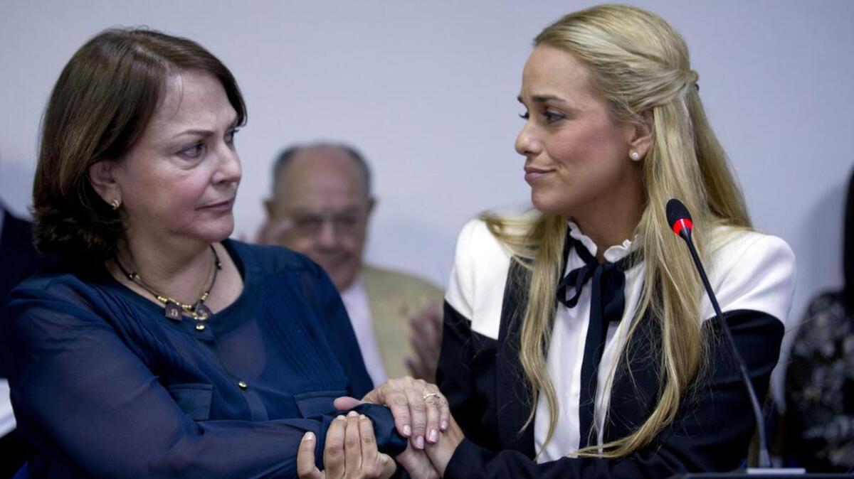 
Mitzy Capriles de Ledezma (izq), la esposa del alcalde de Caracas preso Antonio Ledezma, junto a Lilian Tintori, la esposa del líder opositor también encarcelado Leopoldo López.
