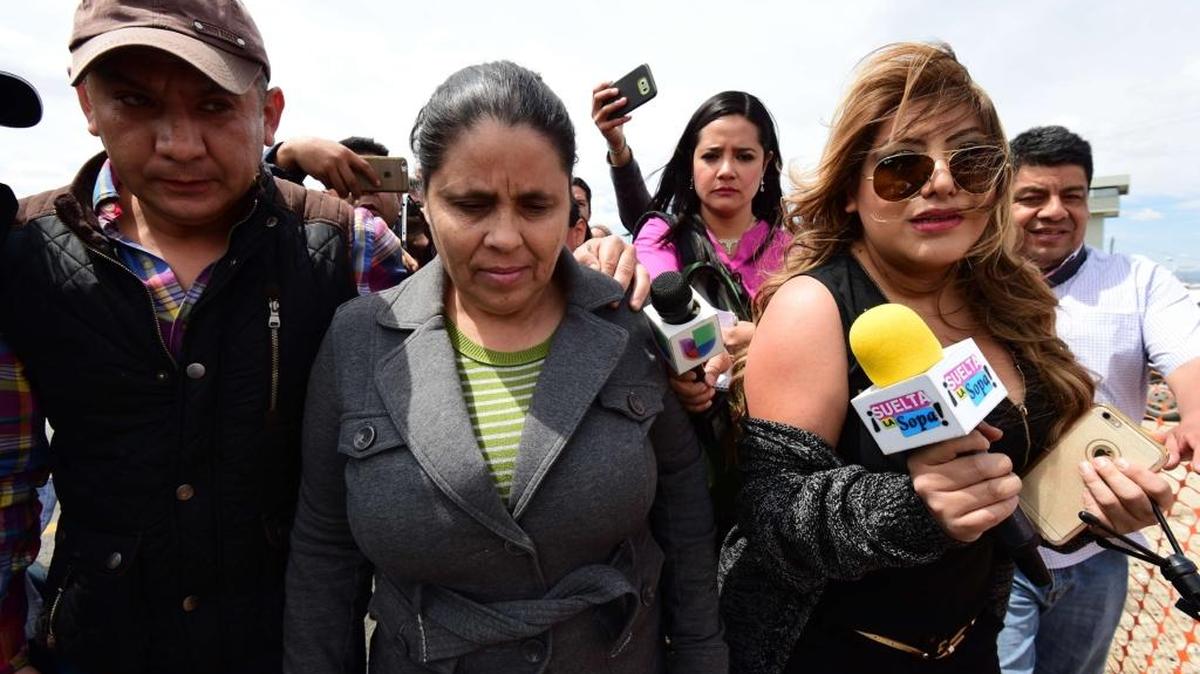 Bernarda Guzmán Loera (cen.), hermana del narcotraficante mexicano Joaquín “El Chapo” Guzmán, es rodeada el viernes por la prensa cuando llega a la cárcel donde está preso el narco.