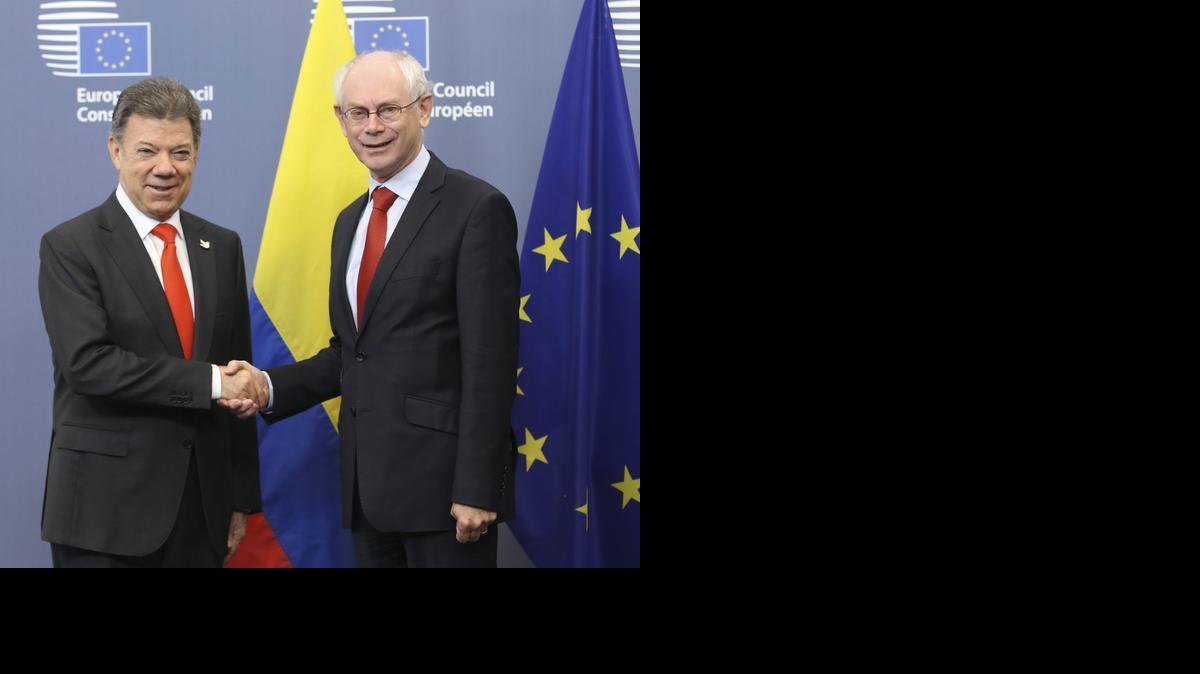 
El presidente del Consejo Europeo, Herman Van Rompuy (der.), da la bienvenida al presidente de Colombia, Juan Manuel Santo, antes de un encuentro en la sede de ese organismo en Bruselas, Bélgica, el martes.
