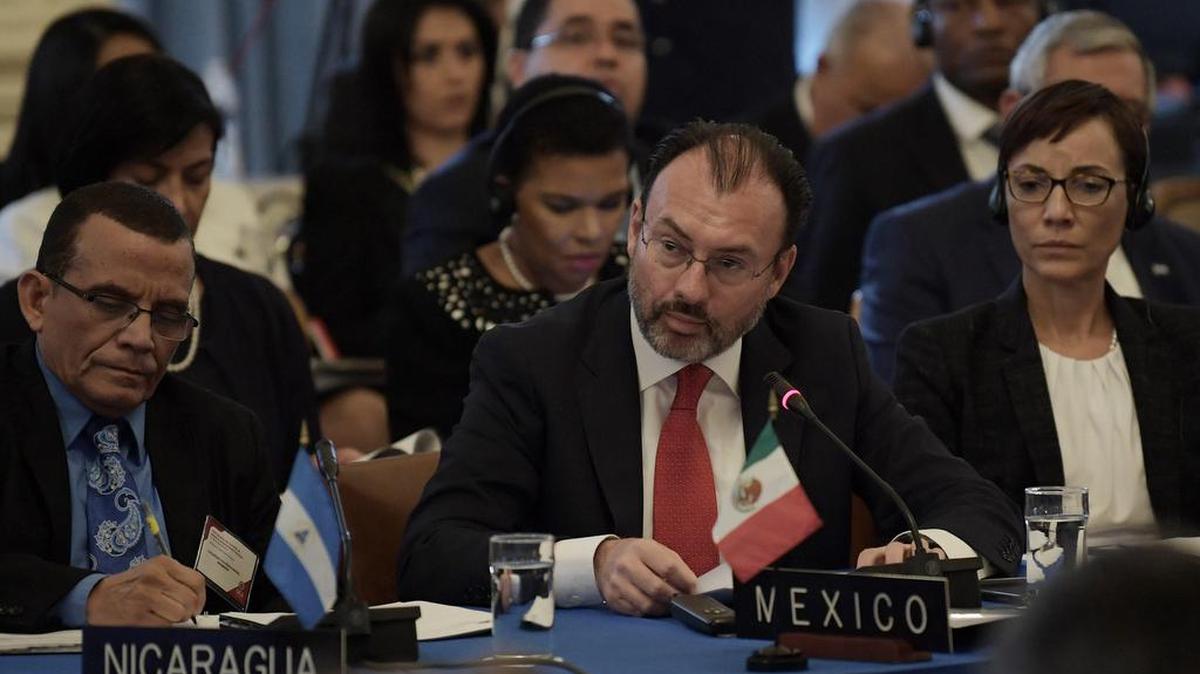 El Canciller de México, Luis Videgaray (c), habla junto a sus homólogos de Nicaragua Luis Ezequiel Alvarado (i) y de Jamaica, Camina Johnson (d), durante la vigésimo novena reunión de consulta de Ministros de Relaciones Exteriores de la Organización de los Estados Americanos realizada en la OEA el miércoles 31 de Mayo de 2017, en Washington DC, EE.UU.