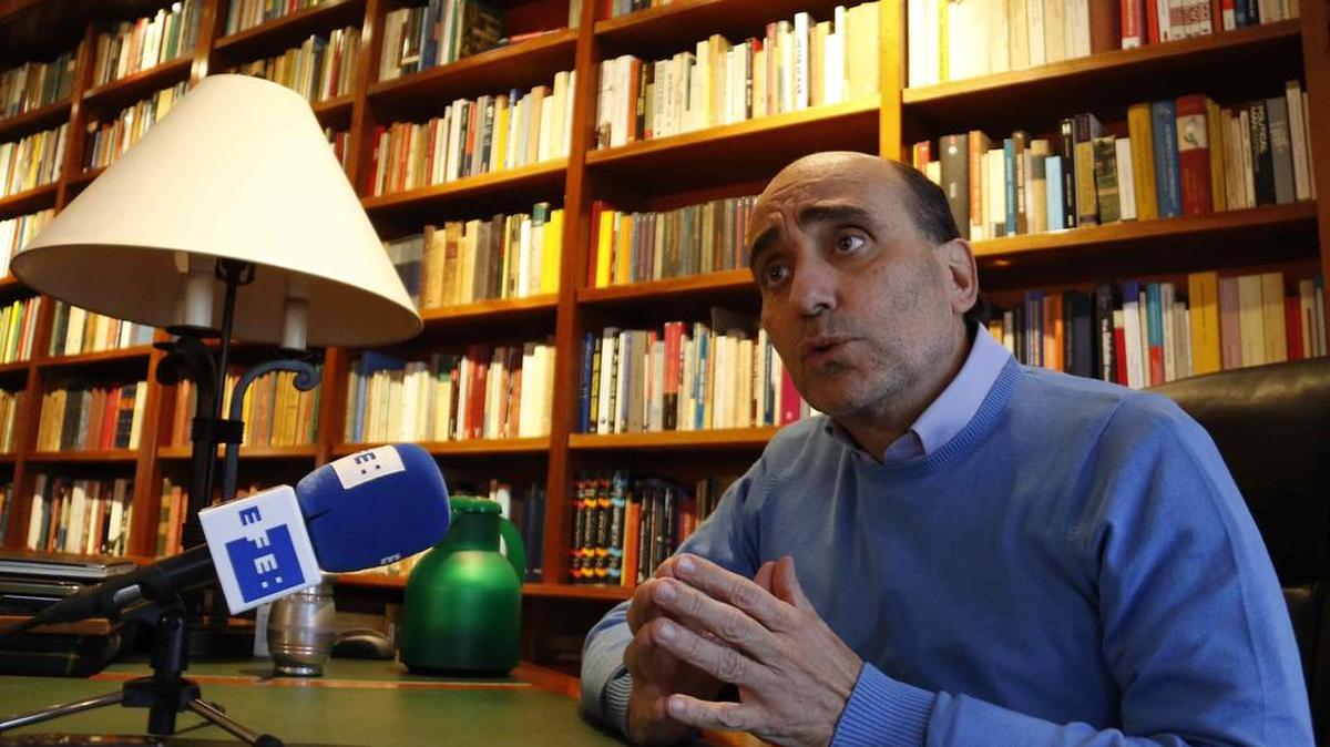 Fotografía del 20 de julio de 2017 del abogado, escritor y político Carlos Mateo Balmelli durante una entrevista en su residencia en Asunción (Paraguay).
