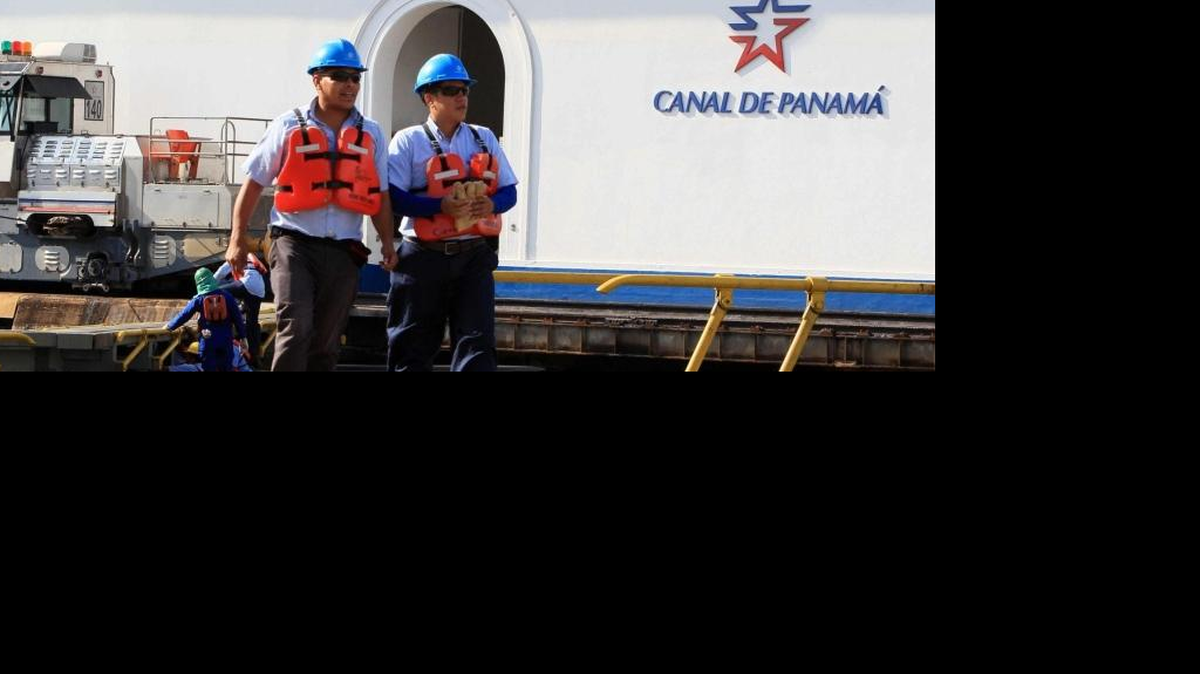 Dos hombres trabajan en la esclusa de Miraflores en el Canal de Panamá. Foto de archivo.