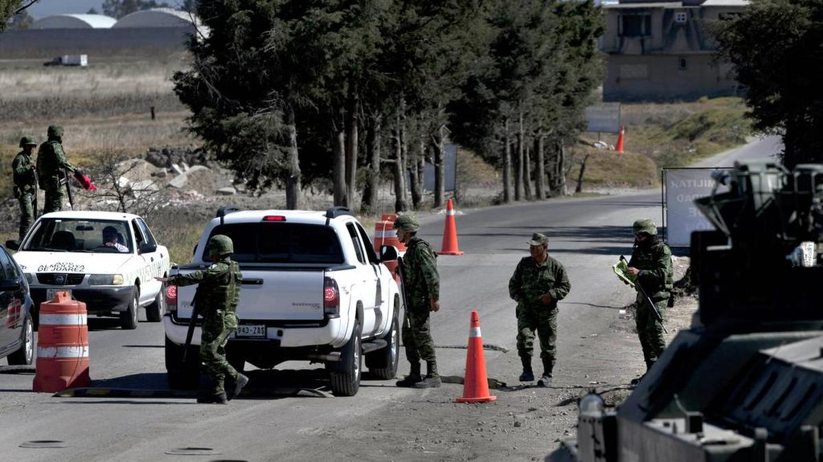 Soldados patrullan en Almoloya, Ciudad de México, donde estuvo detenido el jefe del Cartel de Sinaloa Joaquin "El Chapo" Guzman. Foto de archivo.