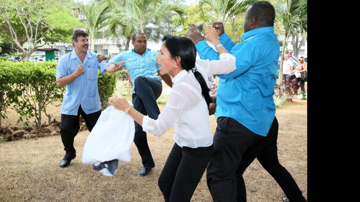 
Las agresiones físicas e insultos contra exiliados y disidentes cubanos, que asistieron a encuentros colaterales en la Cumbre de las Américas en Panamá, fueron realizadas por grupos castristas y dieron la vuelta al mundo en imágenes como esta.



