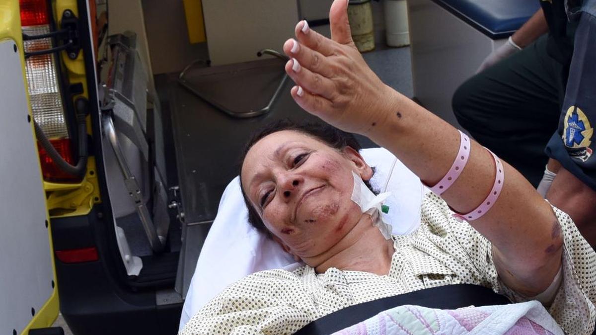 
Maricela Rangel Dávalos, una turista mexicana herida en un ataque aéreo del ejército egipcio en el desierto occidental que por error mató a ocho de sus compatriotas, se levanta en una ambulancia, ya que deja un hospital de El Cairo para el aeropuerto el 17 de septiembre de 2015.
