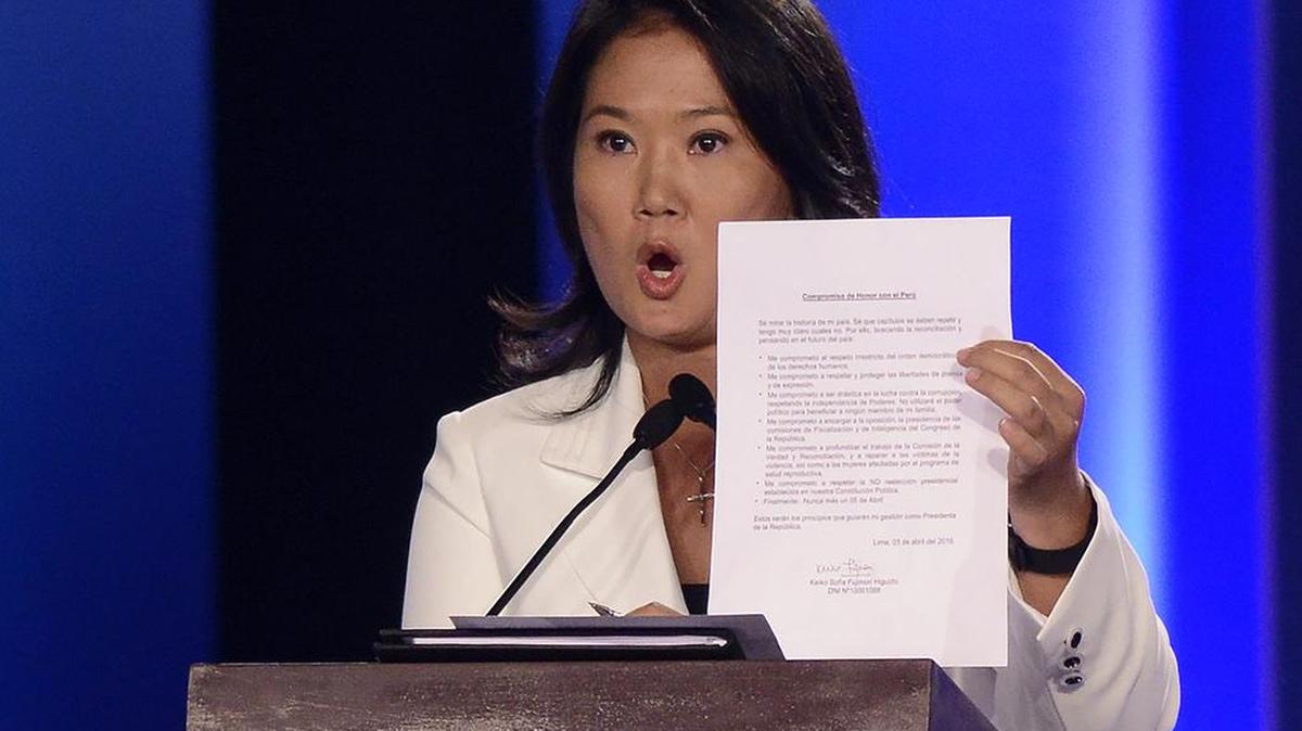 La candidata Keiko Fujimori de Fuerza Popular muestra un compromiso político de no beneficiar a ningun miembro de su familia el domingo 3 de abril de 2016, durante el debate presidencial organizado por el Jurado Nacional de Elecciones (JNE) en el Gran Centro de Convenciones de Lima (Perú).