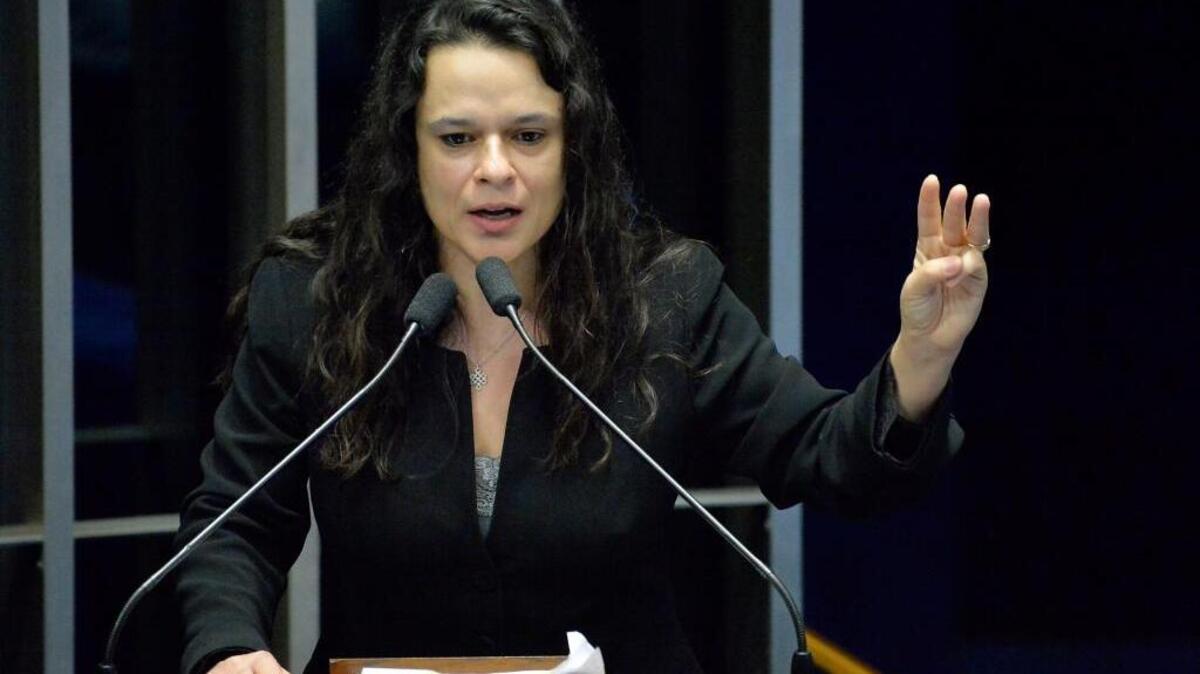 La fiscal Janaina Paschoal expone sus argumentos en el Senado brasileño el martes, antes de la votación para decidir la destitución de la presidenta Dilma Rousseff.